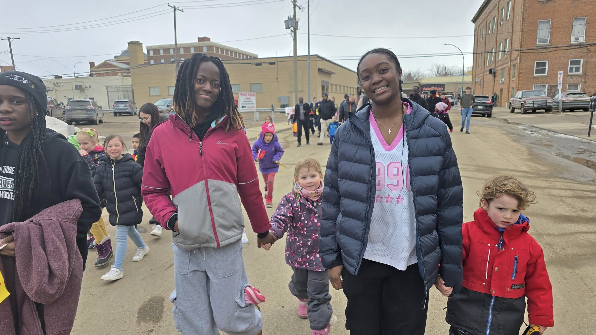 Linda Ngomo &agrave; gauche et Daniela Oni &agrave; droite.jpg (295 KB)